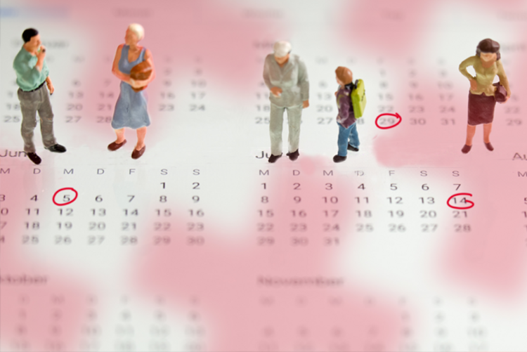 Dieses Imagebild zeigt einen Kalender mit eingekreisten Tagen. Auf dem Kalender stehen kleine Figuren, die Menschen diverser Altersgruppen darstellen.